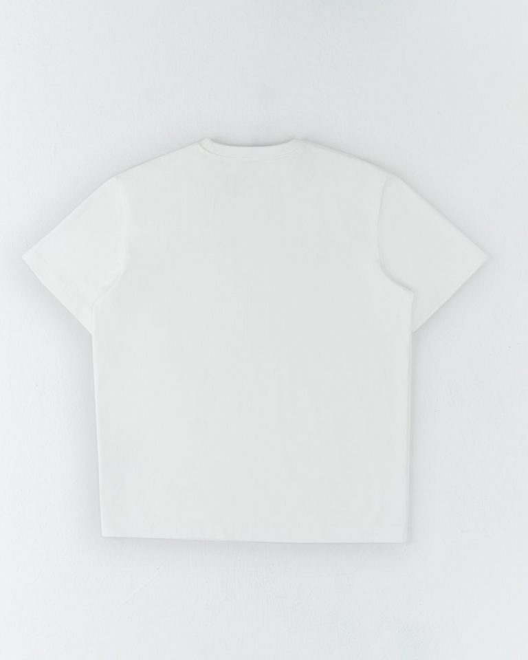 Белая футболка с калиграфическим логотипом