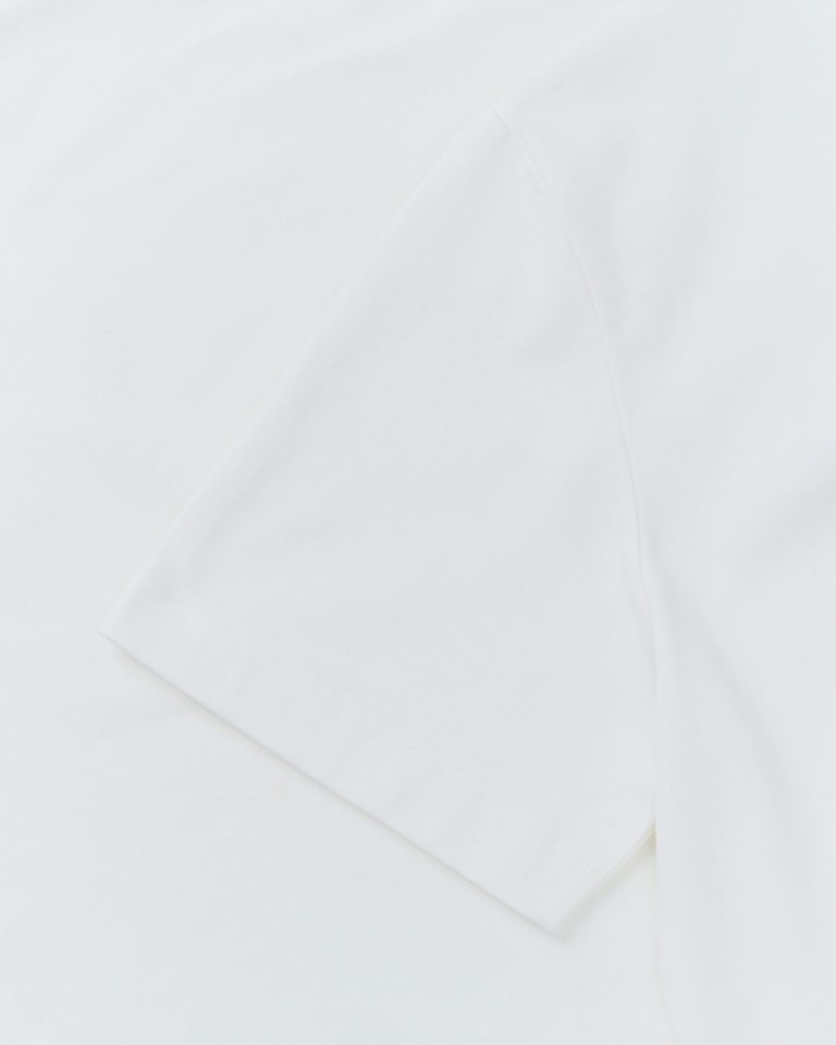 Белая футболка с калиграфическим логотипом